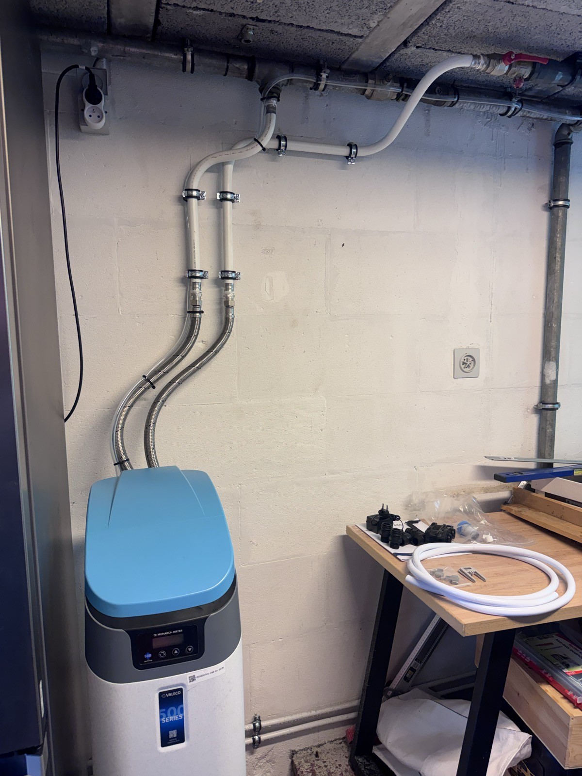 Raccordement des flexibles inox sur l'arrivée d'eau et adaptation des conduites au mur