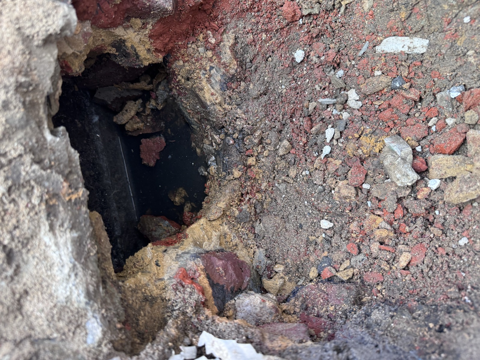 Cavité creusée en profondeur dans le sol pour atteindre la partie saine du réseau